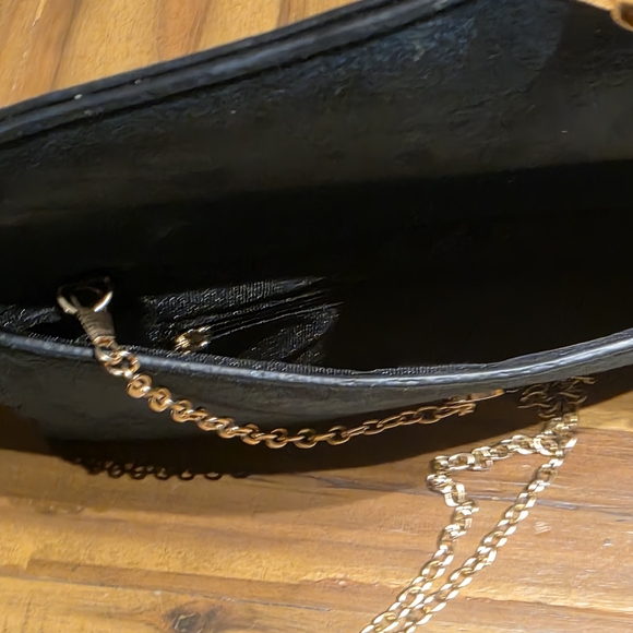 Elegant Forest Green And Velvet-like Material Clutch with Gold Accent - Picture 4 of 7